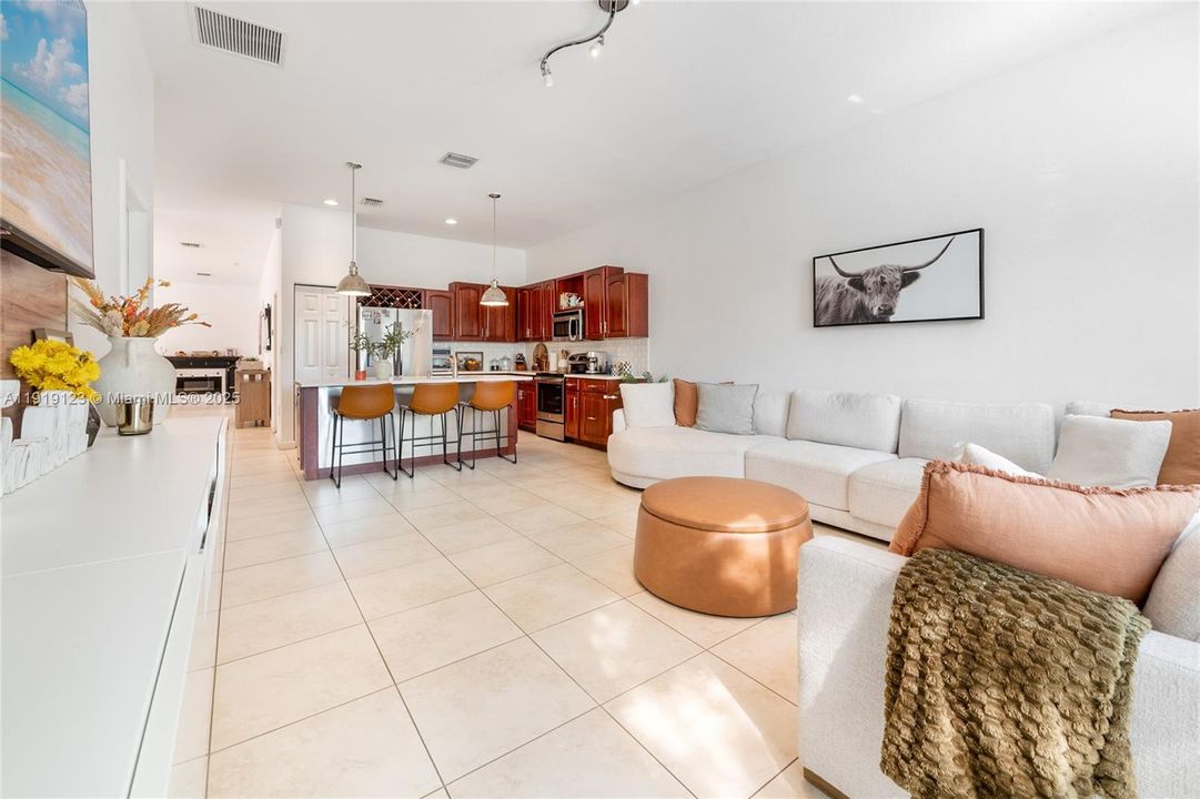 出租: $4,300 (3 贝兹, 2 浴室, 1920 平方英尺)