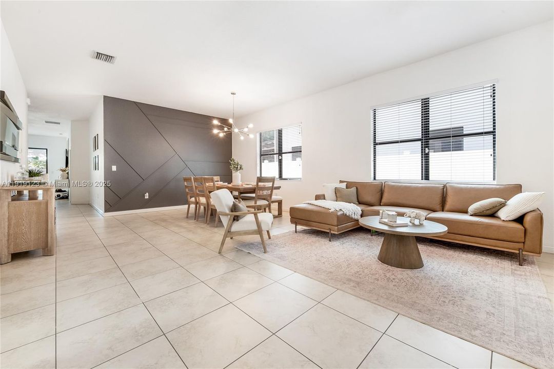 出租: $4,300 (3 贝兹, 2 浴室, 1920 平方英尺)