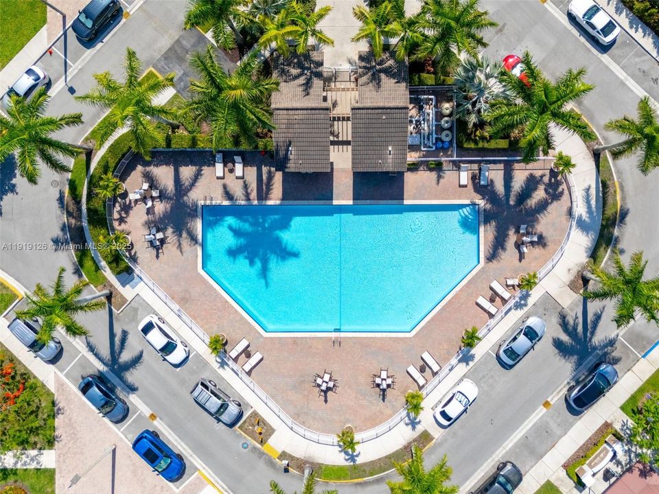 待售: $720,000 (4 贝兹, 2 浴室, 1850 平方英尺)