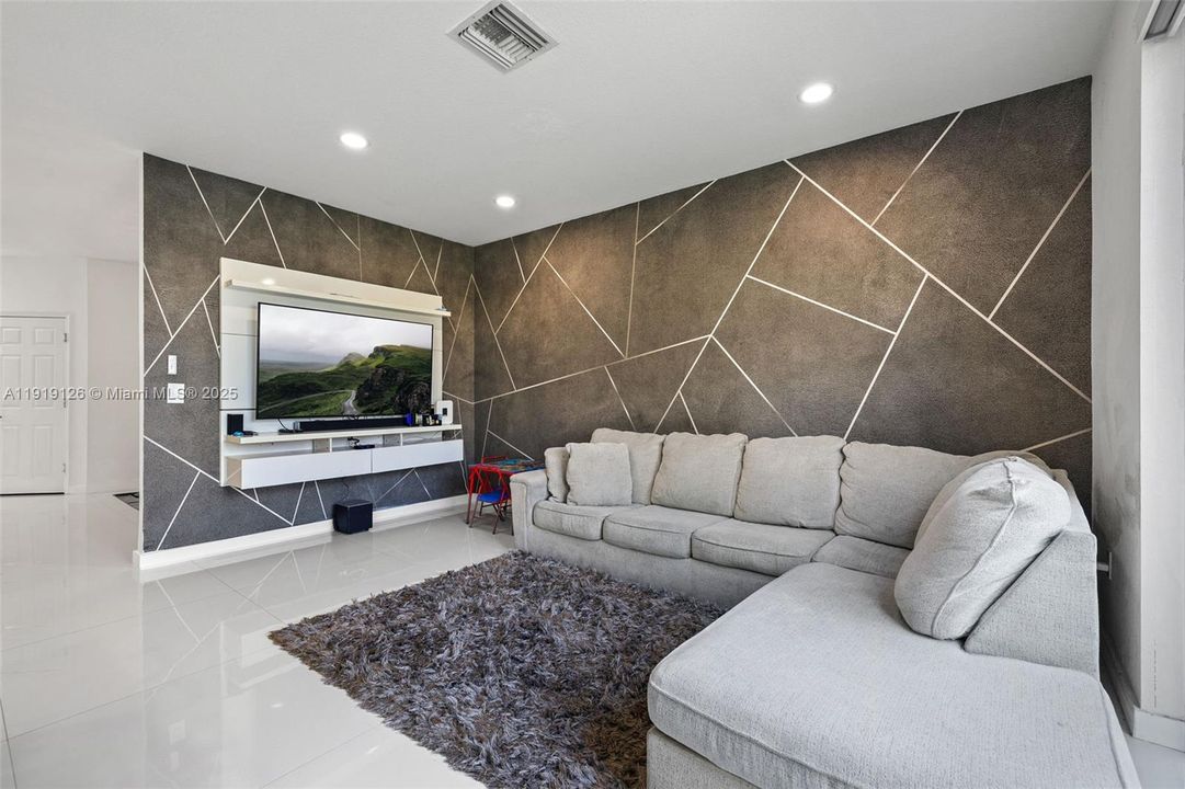 待售: $720,000 (4 贝兹, 2 浴室, 1850 平方英尺)