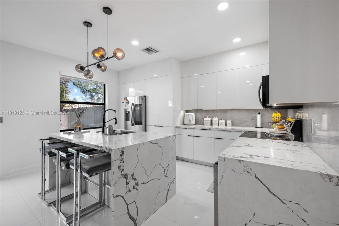 待售: $720,000 (4 贝兹, 2 浴室, 1850 平方英尺)