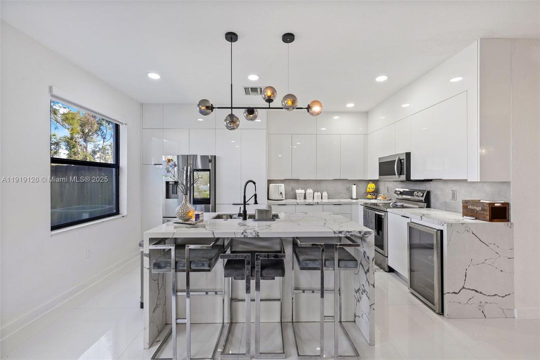 待售: $720,000 (4 贝兹, 2 浴室, 1850 平方英尺)