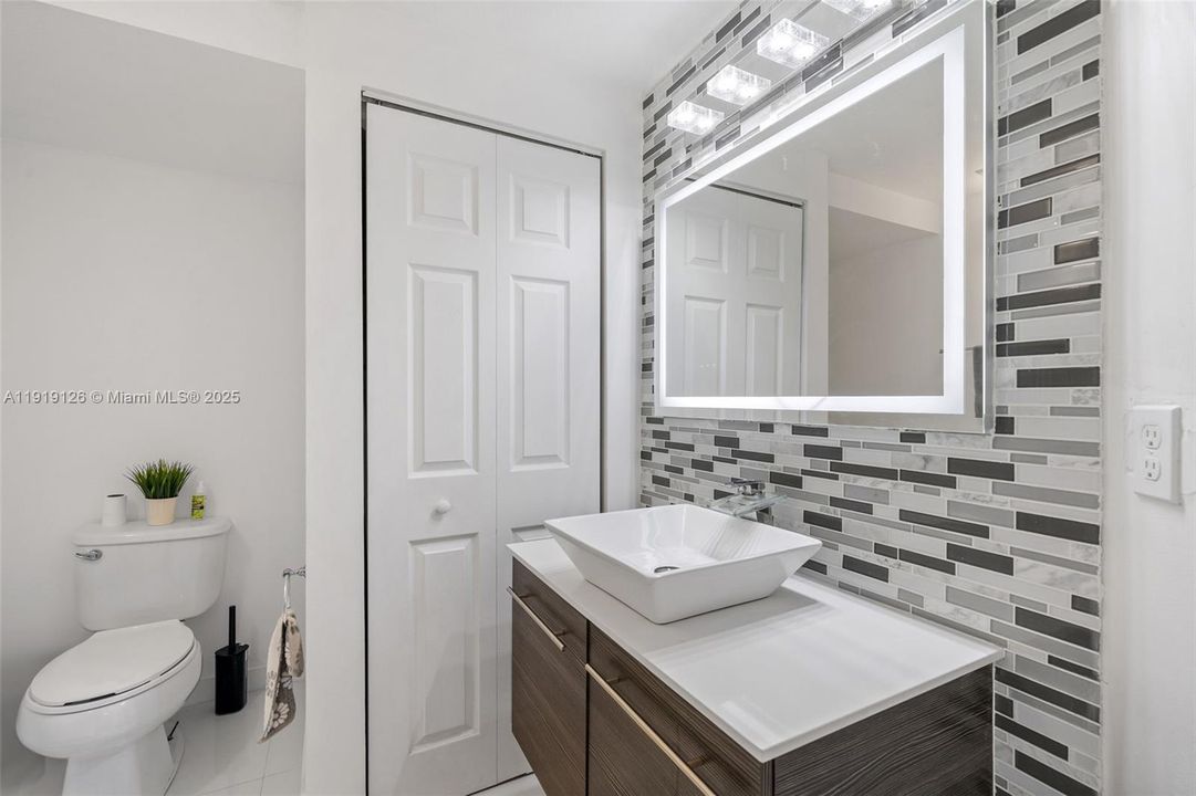 待售: $720,000 (4 贝兹, 2 浴室, 1850 平方英尺)