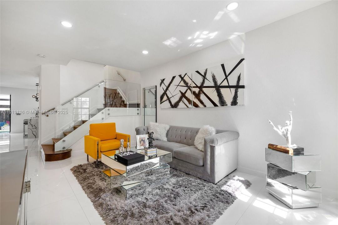 待售: $720,000 (4 贝兹, 2 浴室, 1850 平方英尺)