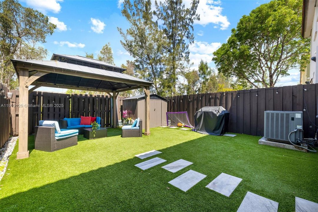 待售: $720,000 (4 贝兹, 2 浴室, 1850 平方英尺)