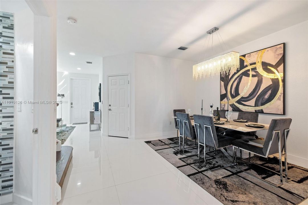 待售: $720,000 (4 贝兹, 2 浴室, 1850 平方英尺)