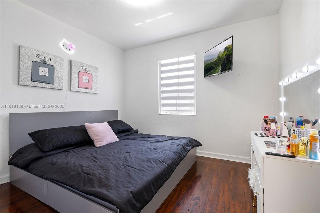 待售: $720,000 (4 贝兹, 2 浴室, 1850 平方英尺)