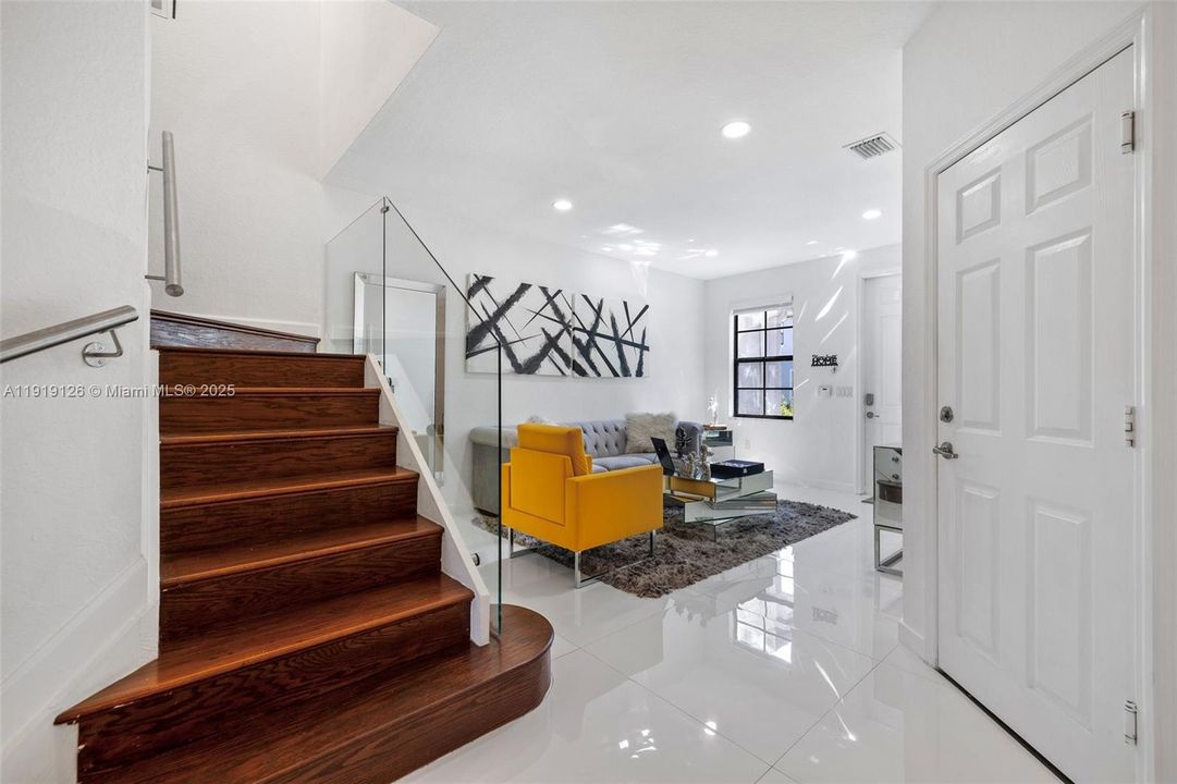 待售: $720,000 (4 贝兹, 2 浴室, 1850 平方英尺)