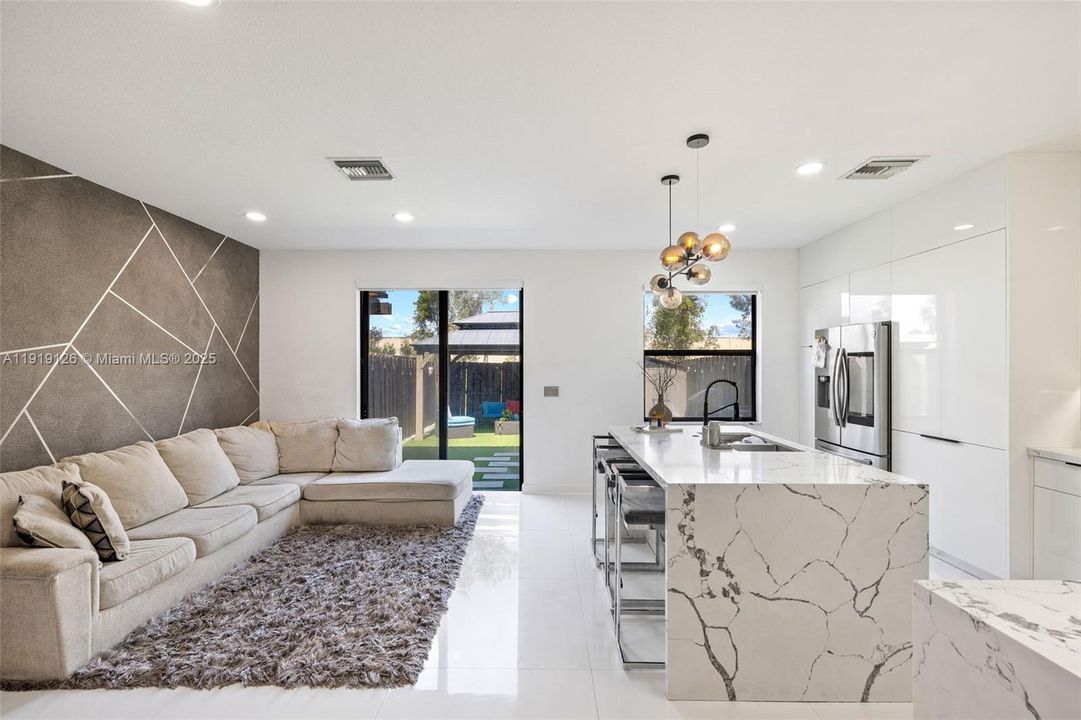 待售: $720,000 (4 贝兹, 2 浴室, 1850 平方英尺)