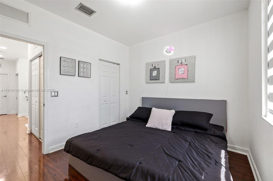 待售: $720,000 (4 贝兹, 2 浴室, 1850 平方英尺)