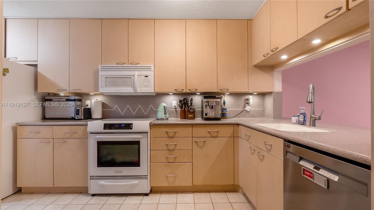 For Sale: $650,000 (2 beds, 2 baths, 1534 Square Feet)