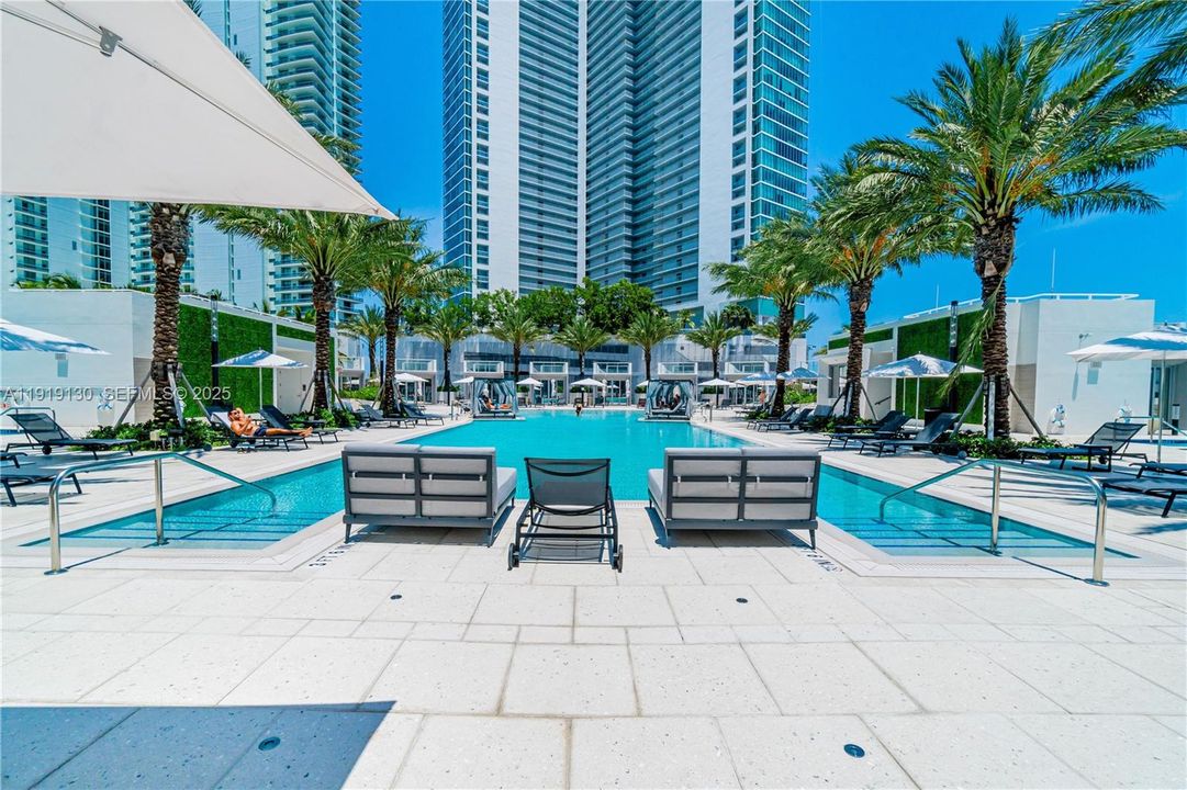 For Rent: $14,995 (3 beds, 4 baths, 2200 Square Feet)