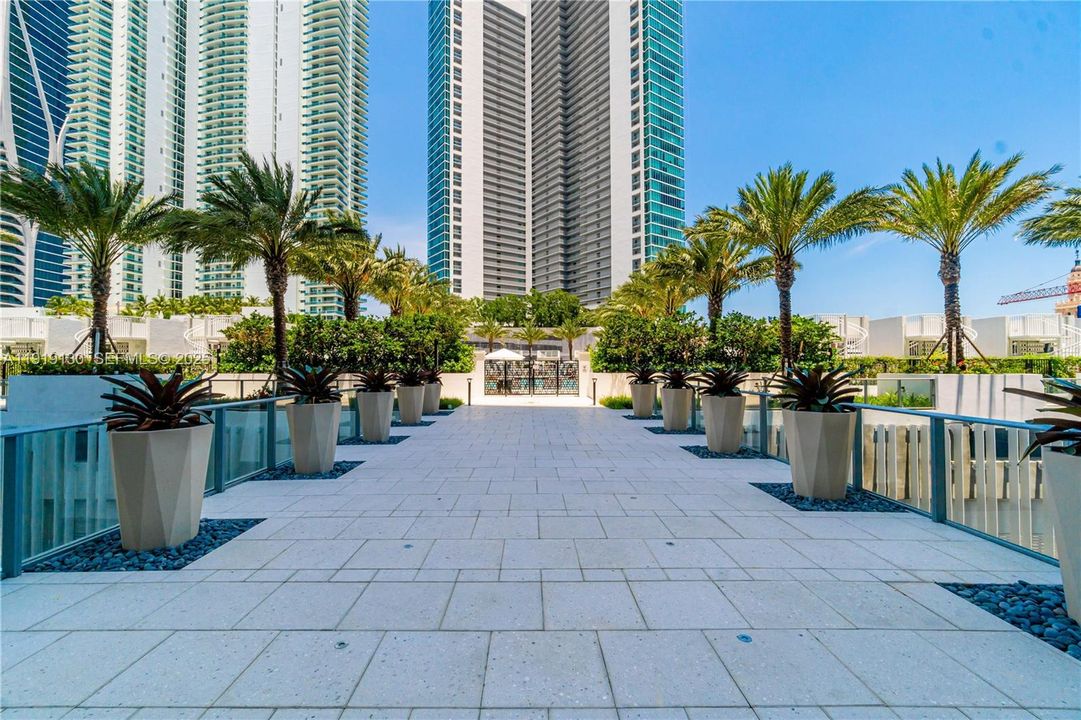 For Rent: $14,995 (3 beds, 4 baths, 2200 Square Feet)