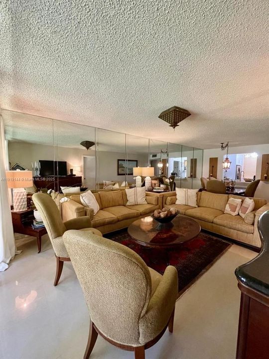 待售: $198,000 (1 贝兹, 1 浴室, 988 平方英尺)