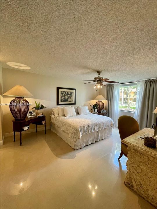 待售: $198,000 (1 贝兹, 1 浴室, 988 平方英尺)