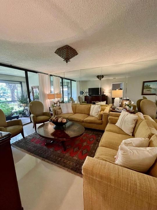 待售: $198,000 (1 贝兹, 1 浴室, 988 平方英尺)