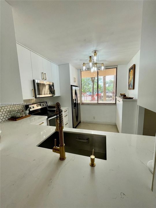 待售: $198,000 (1 贝兹, 1 浴室, 988 平方英尺)