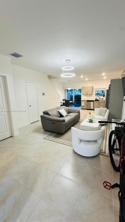 На продажу: $410,000 (3 спален, 3 ванн, 1376 Квадратных фут)