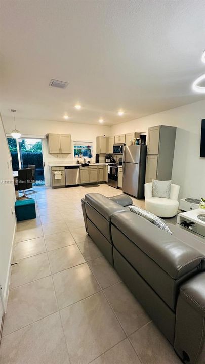 На продажу: $410,000 (3 спален, 3 ванн, 1376 Квадратных фут)