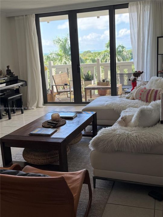 На продажу: $995,000 (2 спален, 2 ванн, 1409 Квадратных фут)