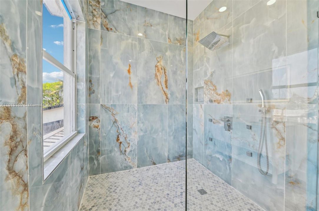 En Venta: $1,800,000 (5 camas, 4 baños, 2985 Pies cuadrados)