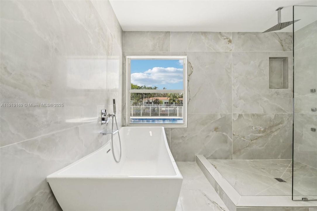 En Venta: $1,800,000 (5 camas, 4 baños, 2985 Pies cuadrados)