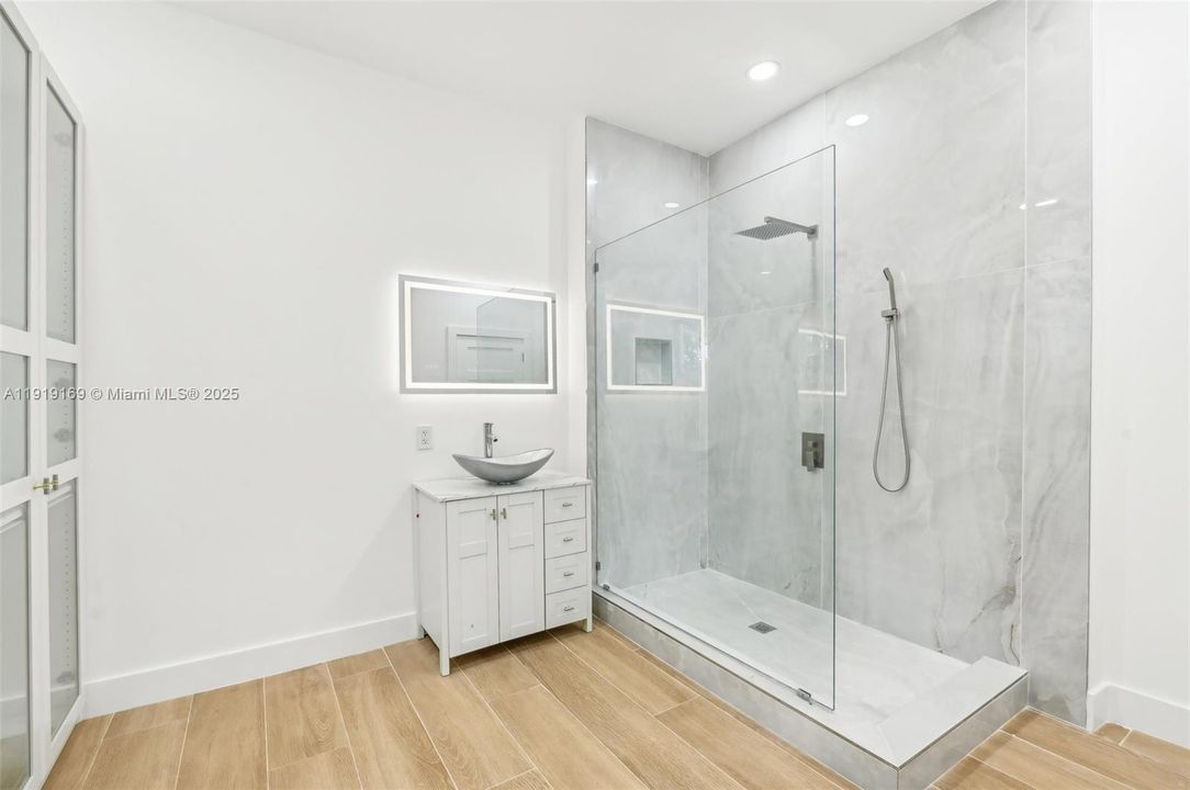 En Venta: $1,800,000 (5 camas, 4 baños, 2985 Pies cuadrados)