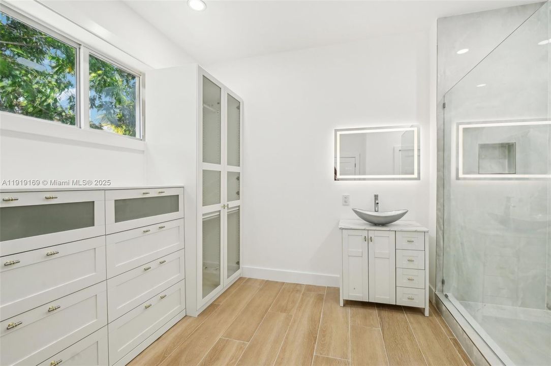 En Venta: $1,800,000 (5 camas, 4 baños, 2985 Pies cuadrados)