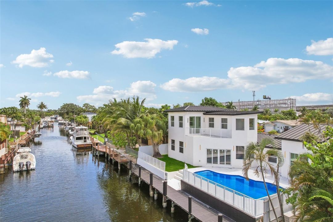 En Venta: $1,800,000 (5 camas, 4 baños, 2985 Pies cuadrados)