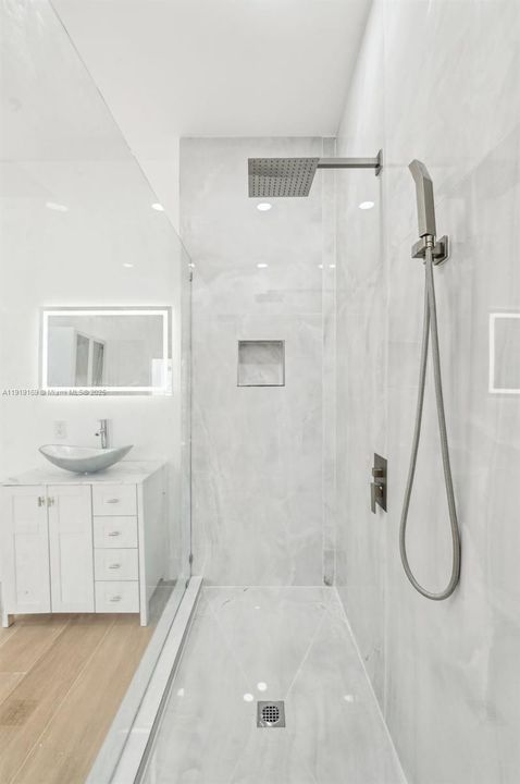 En Venta: $1,800,000 (5 camas, 4 baños, 2985 Pies cuadrados)