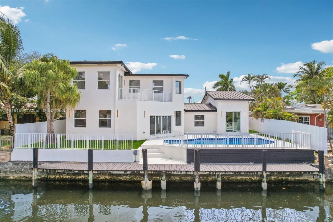 En Venta: $1,800,000 (5 camas, 4 baños, 2985 Pies cuadrados)