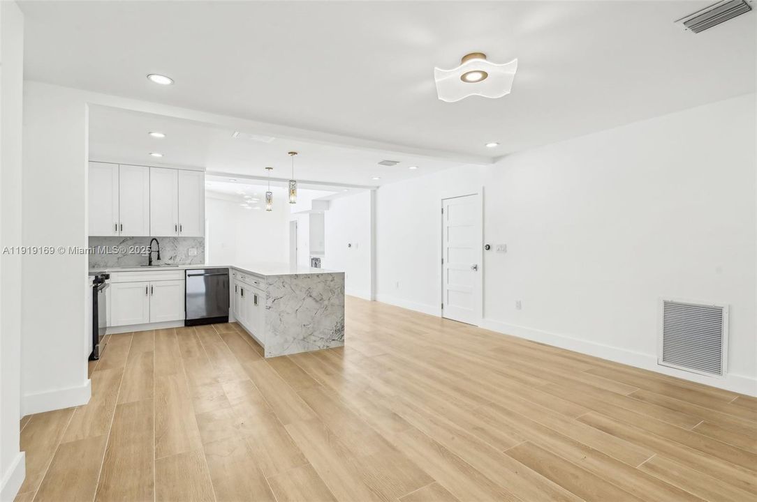 En Venta: $1,800,000 (5 camas, 4 baños, 2985 Pies cuadrados)