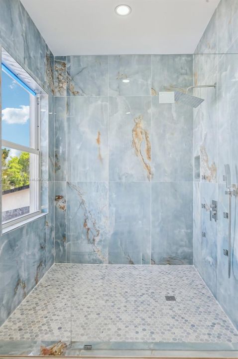 En Venta: $1,800,000 (5 camas, 4 baños, 2985 Pies cuadrados)