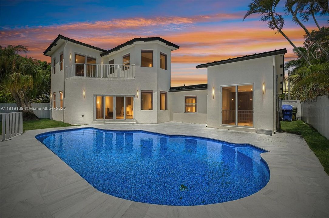 En Venta: $1,800,000 (5 camas, 4 baños, 2985 Pies cuadrados)