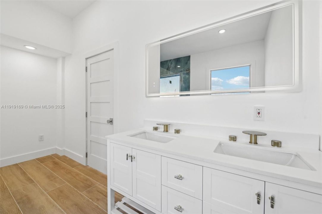 En Venta: $1,800,000 (5 camas, 4 baños, 2985 Pies cuadrados)