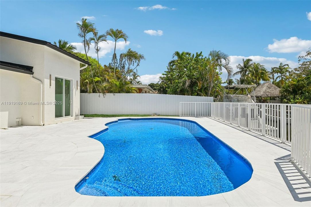 En Venta: $1,800,000 (5 camas, 4 baños, 2985 Pies cuadrados)