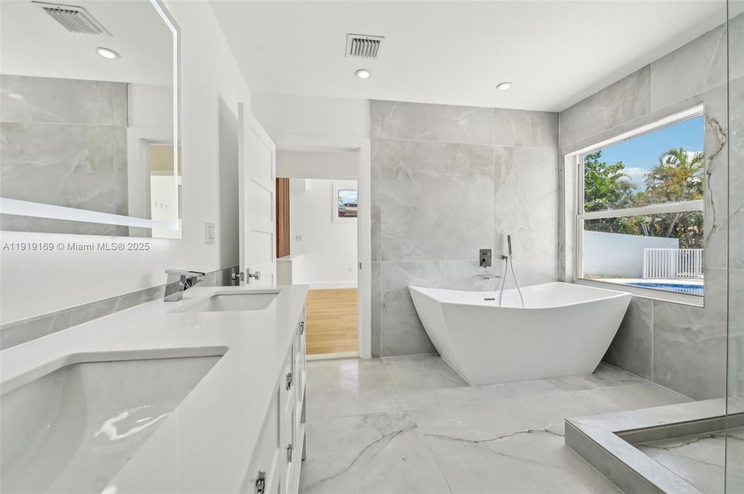 En Venta: $1,800,000 (5 camas, 4 baños, 2985 Pies cuadrados)