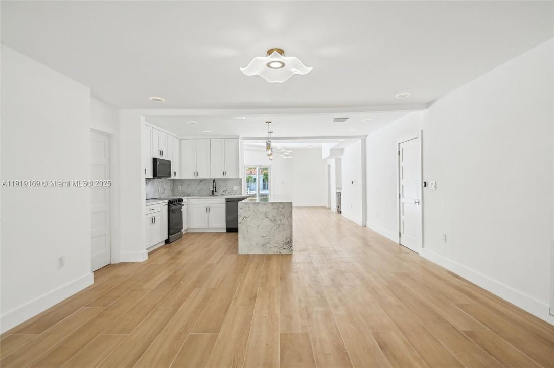 En Venta: $1,800,000 (5 camas, 4 baños, 2985 Pies cuadrados)