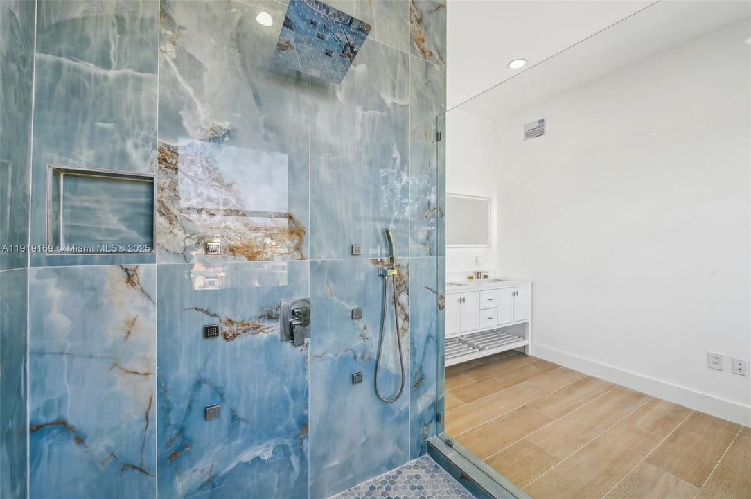 En Venta: $1,800,000 (5 camas, 4 baños, 2985 Pies cuadrados)