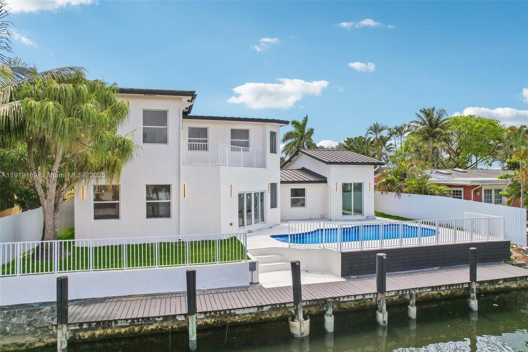 En Venta: $1,800,000 (5 camas, 4 baños, 2985 Pies cuadrados)