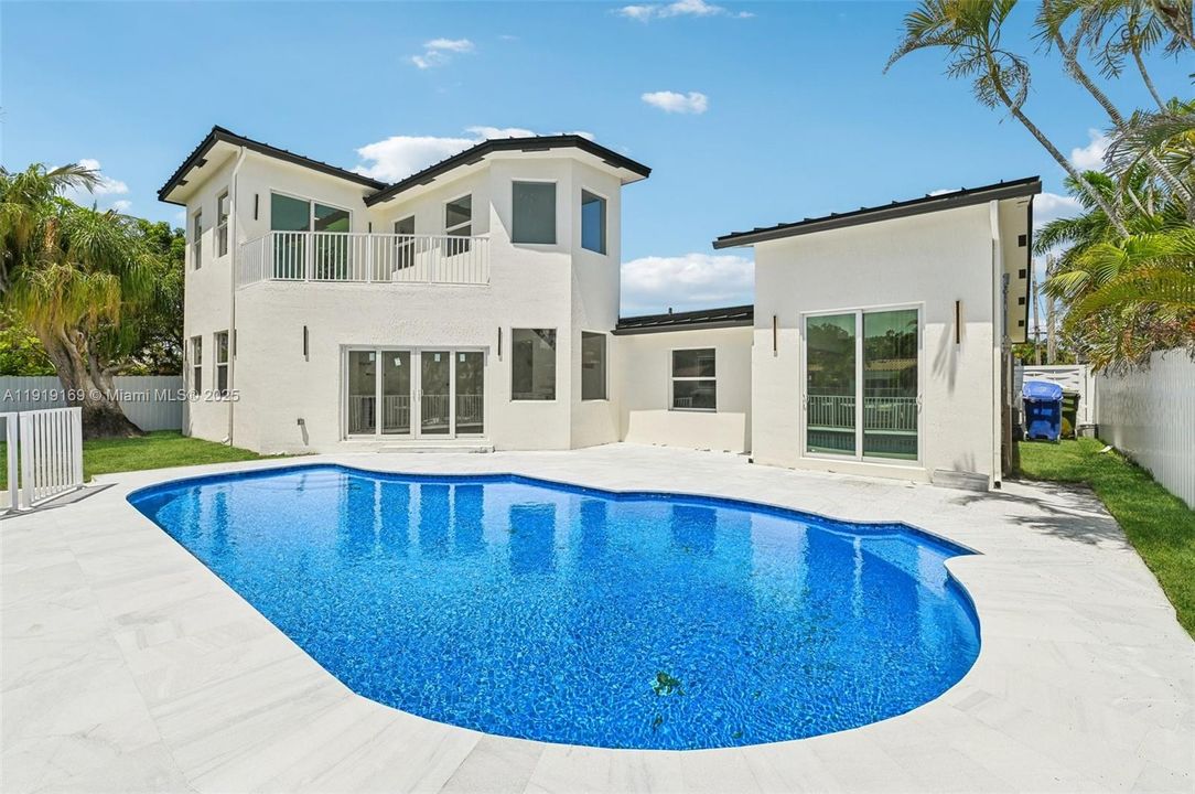 En Venta: $1,800,000 (5 camas, 4 baños, 2985 Pies cuadrados)