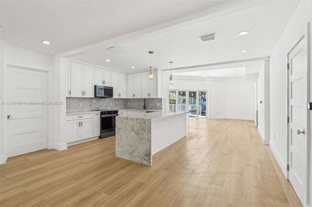 En Venta: $1,800,000 (5 camas, 4 baños, 2985 Pies cuadrados)