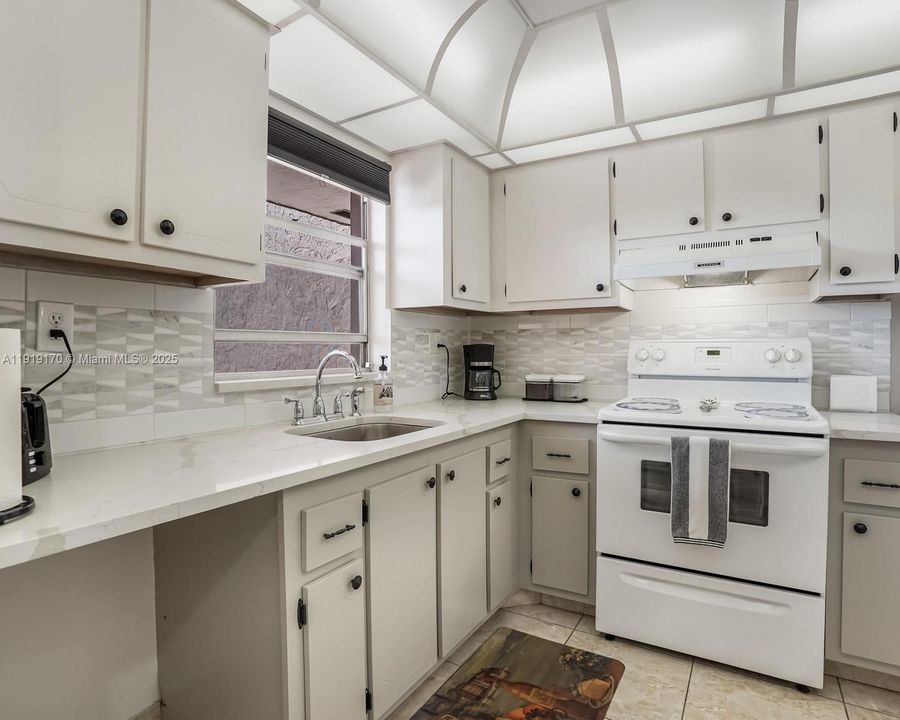 待售: $124,900 (1 贝兹, 1 浴室, 750 平方英尺)