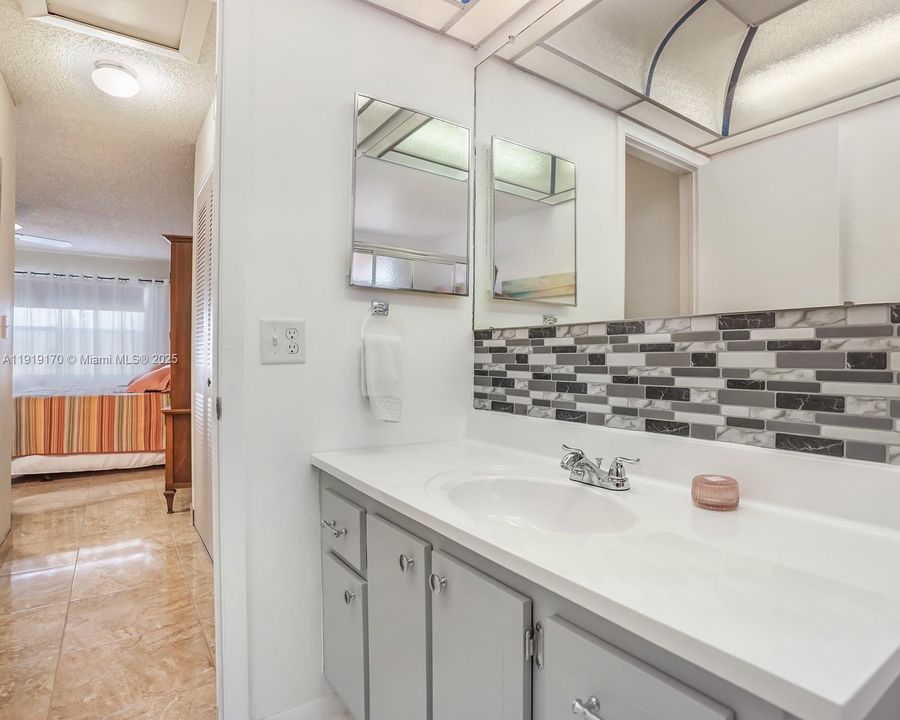 待售: $124,900 (1 贝兹, 1 浴室, 750 平方英尺)