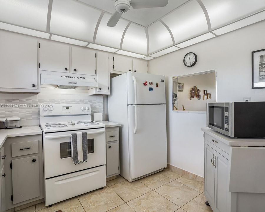 待售: $124,900 (1 贝兹, 1 浴室, 750 平方英尺)