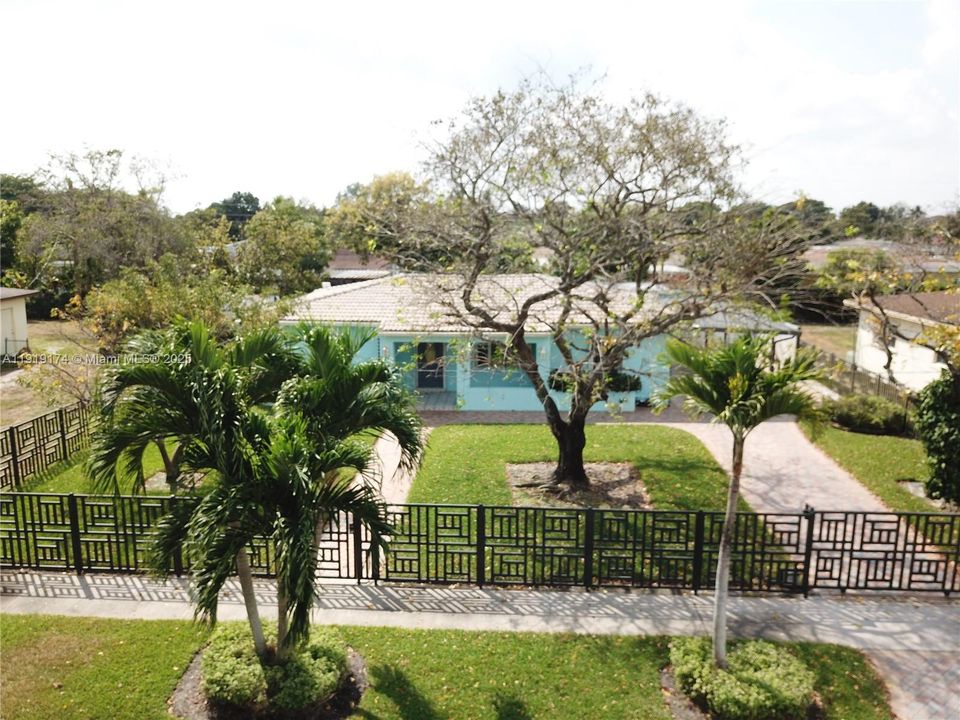 合同活跃: $3,500 (4 贝兹, 2 浴室, 1658 平方英尺)