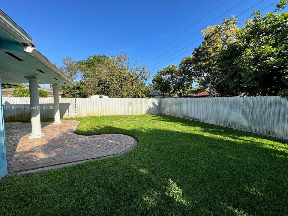 合同活跃: $3,500 (4 贝兹, 2 浴室, 1658 平方英尺)