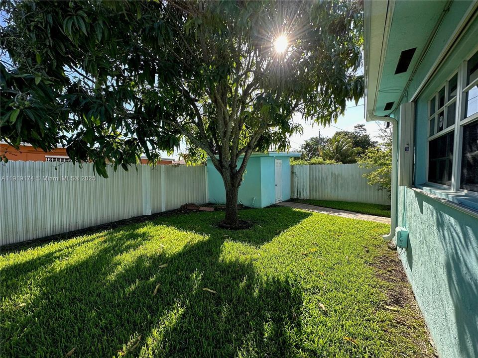 合同活跃: $3,500 (4 贝兹, 2 浴室, 1658 平方英尺)