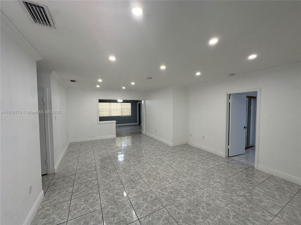 合同活跃: $3,500 (4 贝兹, 2 浴室, 1658 平方英尺)