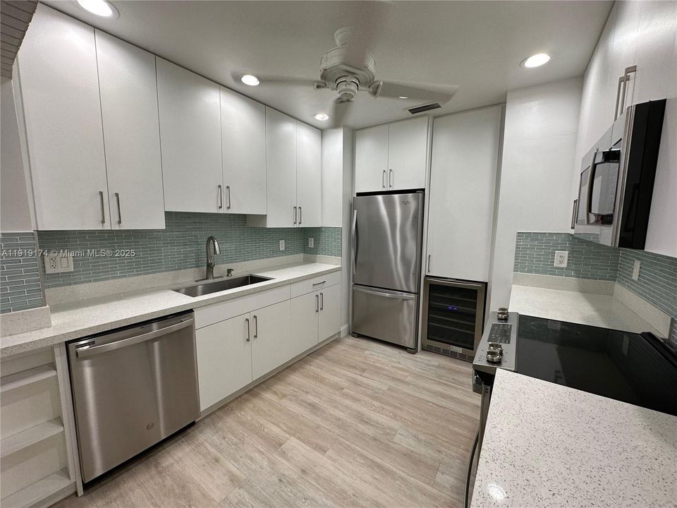 合同活跃: $3,500 (4 贝兹, 2 浴室, 1658 平方英尺)